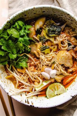  Khao Soi: Una Sinfonía de Sabores Picantes y Cremosos que te Transportará a Chiang Mai!