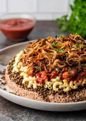  Koshari con salsa picante: Una explosión de sabores y texturas en cada bocado!