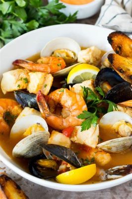  La Bouillabaisse: ¡Una Sinfonía de Mariscos Provenzales en un Caldo Intenso y Aromático!