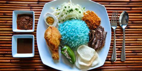  Nasi Kerabu: Una explosión de sabor picante y refrescante en Johor Bahru!