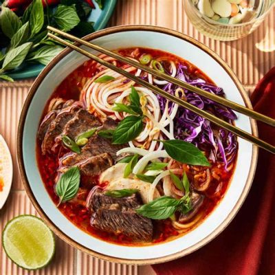  Bún Bò Huế: ¡Una explosión de sabores picantes y una textura suave que cautivará tu paladar!