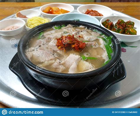  Dwaeji Gukbap: Un delicioso festín de caldo de cerdo reconfortante y crujientes trozos de chicharrón!