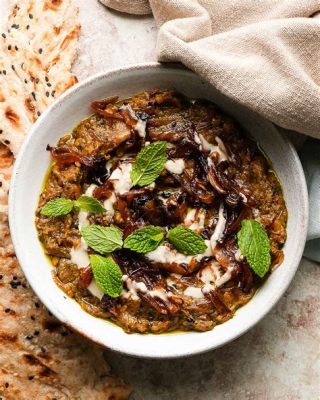  Kashk-e Bademjan: ¡Una delicia persa que combina la textura cremosa del yogur con el picante de las berenjenas asadas!