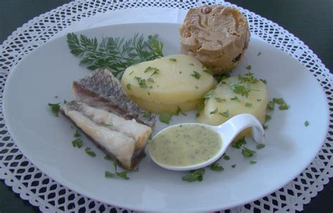  Pescado de Mar Salado con Ajo Asado ¿Un Viaje para los Sentidos o un Sueño Culinario?